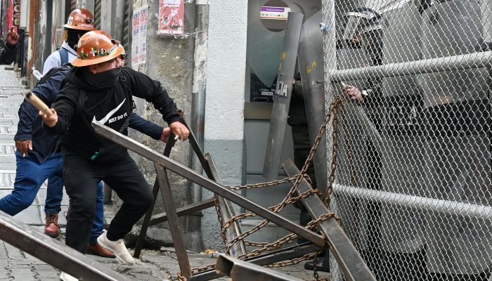 2025-12-30t211709z_1854855694_rc23ria0gjas_rtrmadp_3_bolivia-fuel-protest.jpg