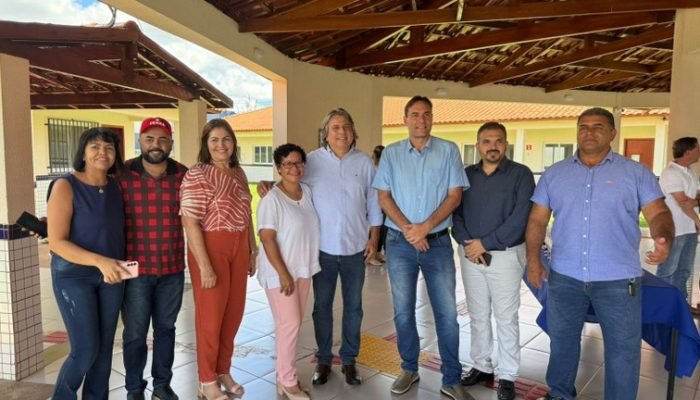 Vereadores participam de ato para autorização de obra da cobertura de quadra escolar