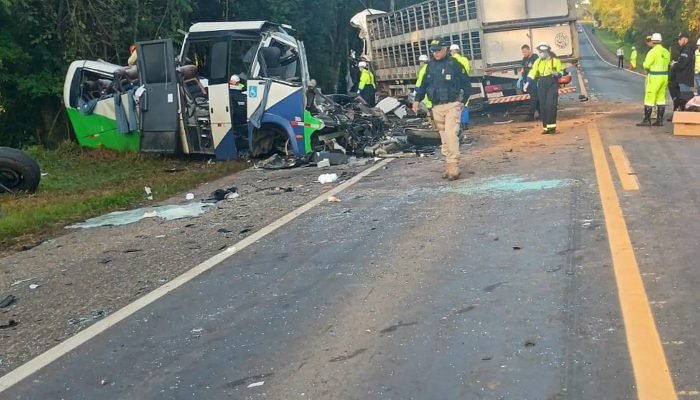 acidente_entre_onibus_e_caminhao_mata_23_pessoas_no_parana.jpg