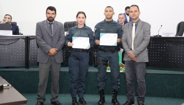 Vereadores homenageiam policiais por atuação exemplar em situação de emergência