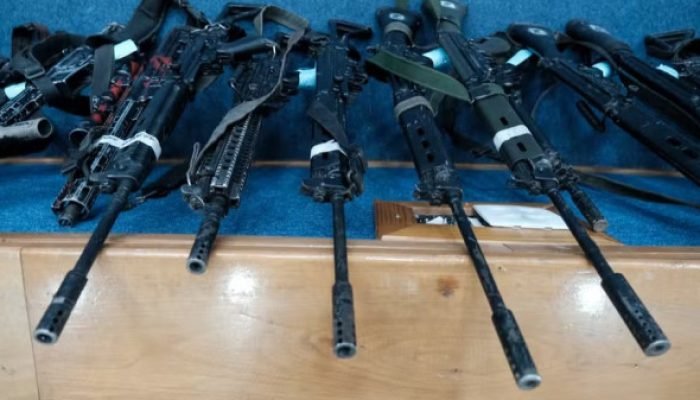 Após recontagem, número de armas apreendidas em megaoperação sobe para 120, sendo 93 fuzis: valor do material é estimado em R$ 12,8 milhões