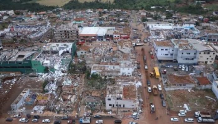 Prefeito diz que cidade do Paraná atingida por tornado terá que ser reconstruída