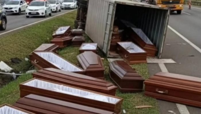 Caminhão de caixões capota e pela primeira vez população não saqueia carga