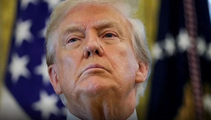 Trump ameaça reduzir salários de operadores de voo dos EUA. ENTENDA