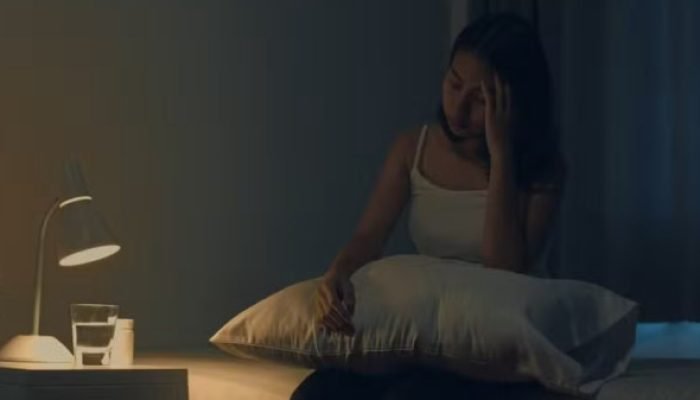 Acordar várias vezes de madrugada: entenda o que diz a psicologia