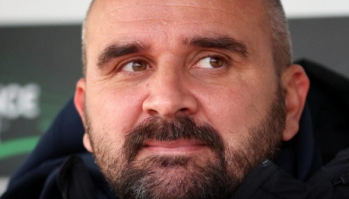 Técnico tem mal súbito e morre durante partida de campeonato