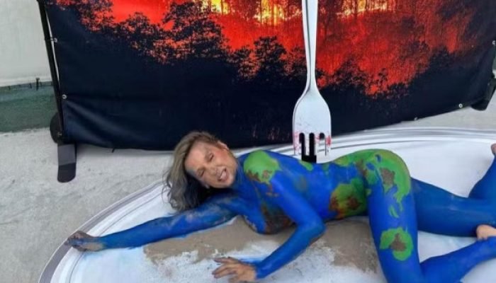 Luisa Mell faz protesto na COP30 com corpo pintado de planeta Terra