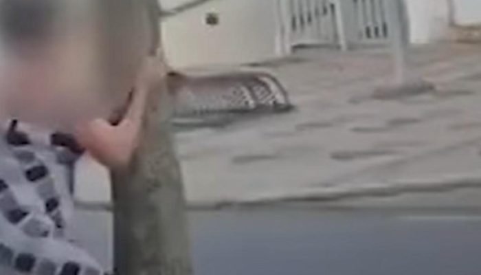 Mulher se agarra em árvore para não ser levada pelo vento em Peruíbe (SP)