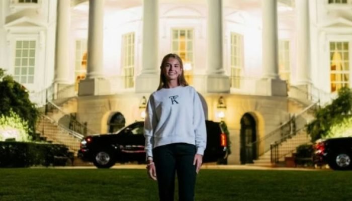 Neta de Trump lança linha de moletons com suas iniciais