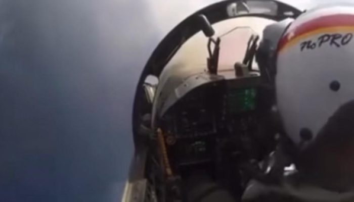 Pouso em porta-aviões exige técnica e precisão; veja vídeo