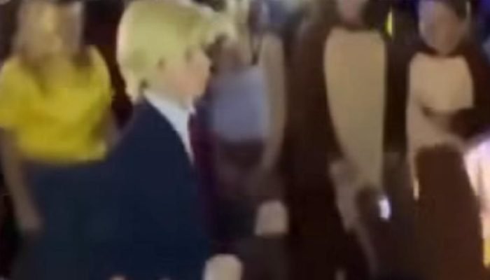 Criança Fantasiada de Donald Trump em Halloween Americano Viraliza