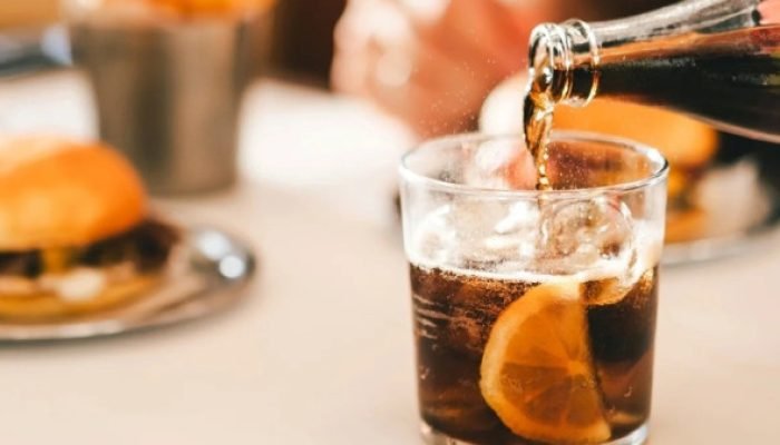 Consumo de refrigerantes "zero" eleva risco de gordura no fígado, indica estudo