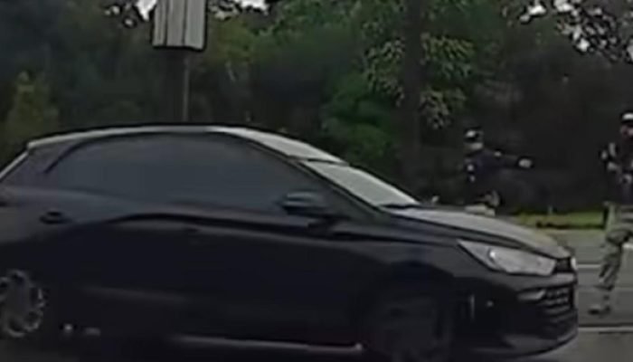 No Paraná, motorista roda 3 km com carro destruído após fuga