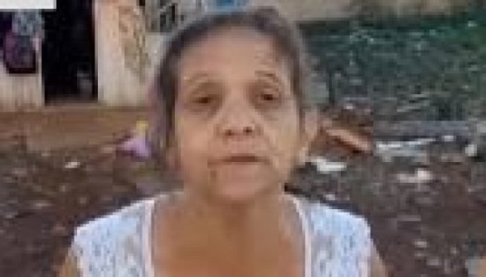 De joelhos e com Bíblia na mão, idosa conta como se salvou de tornado