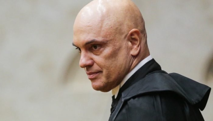 Moraes afasta advogados de ex-assessores de Bolsonaro e DPU é acionada