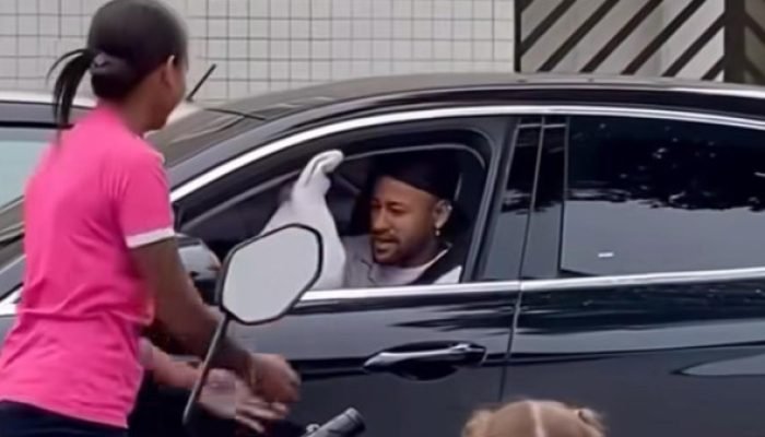 Neymar busca doces em loja e faz a festa de funcionários; VEJA VÍDEO