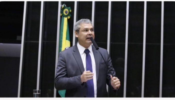 Líder do PT classifica como "molecagem" revés do governo