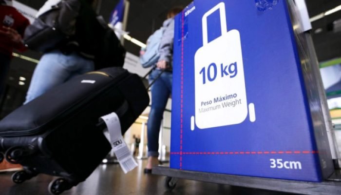 Passageiro terá direito a mala de mão sem taxa extra, decide Câmara