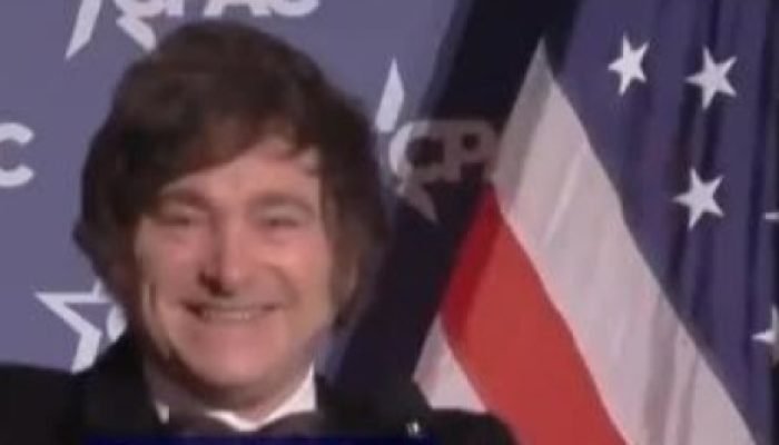 Milei Exalta Trump e Repete Dança Viral em Conferência Conservadora nos EUA