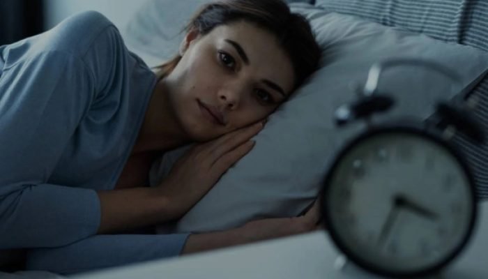 Acordar de madrugada: entenda o que dizem especialistas