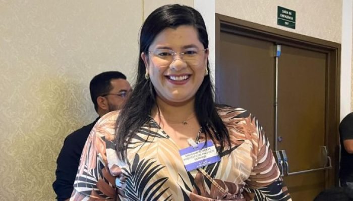 Prefeita viaja à China, ignora vice e deixa cidade sem comando