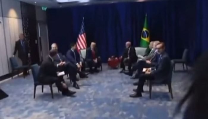 Jornalista brasileira é retirada de coletiva na Malásia