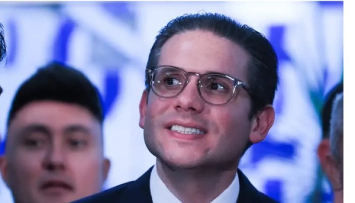 Hugo Motta manifesta apreço por Barroso, que deixará o STF