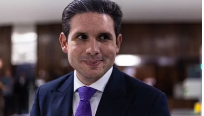 Motta articula proposta para instituir voto distrital misto nas eleições de 2030