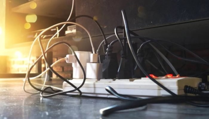 Evite estes 7 hábitos ao usar tomadas para sua segurança