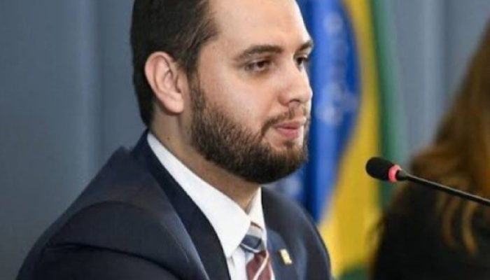 Advogados de Filipe Martins reagem contra Moraes por cerceamento de defesa