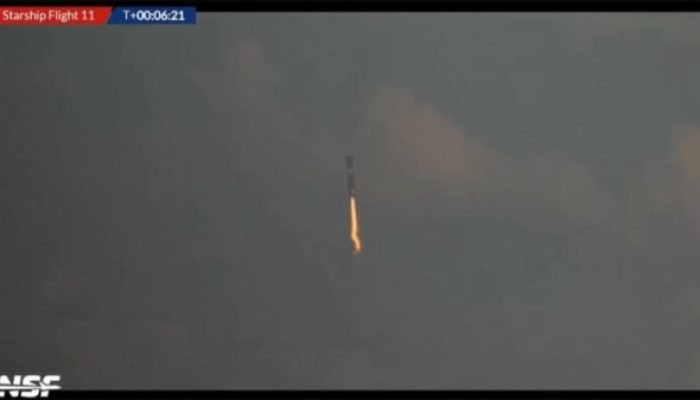 Base de foguete de Elon Musk aterrissa de ré e impressiona