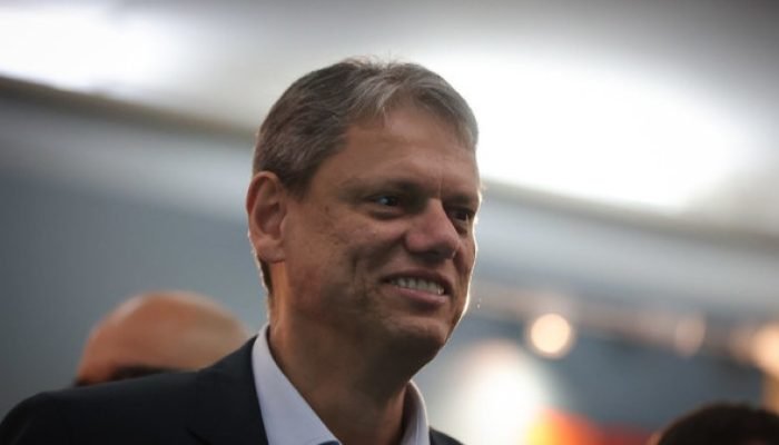 Tarcísio de Freitas Critica Saída do Brasil de Aliança em Memória do Holocausto