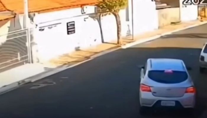 Manobra arriscada em via deserta tem final inesperado