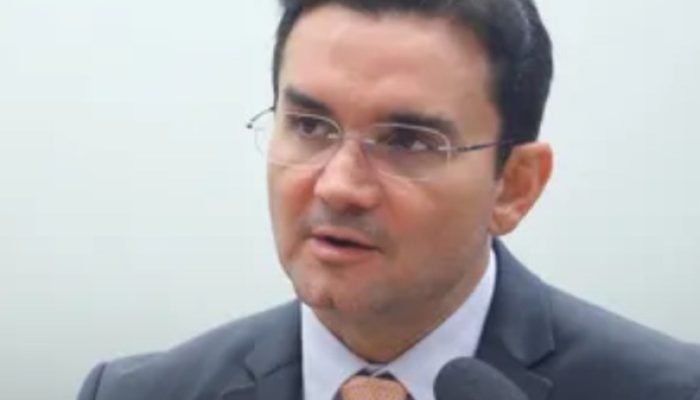 União Brasil afasta Celso Sabino de atividades partidárias