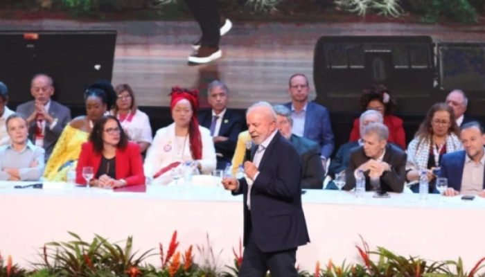 Lula critica ascensão da 'extrema direita' e relembra Chávez e Morales