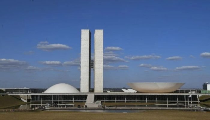 Oposição avalia semana decisiva para anistia na Câmara, aguardando relatório