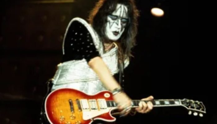 Causa da morte de Ace Frehley, guitarrista do Kiss, é divulgada