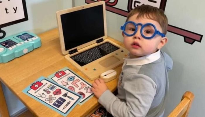 Com 3 anos, menino entra para a Mensa ao ler e contar em 7 idiomas