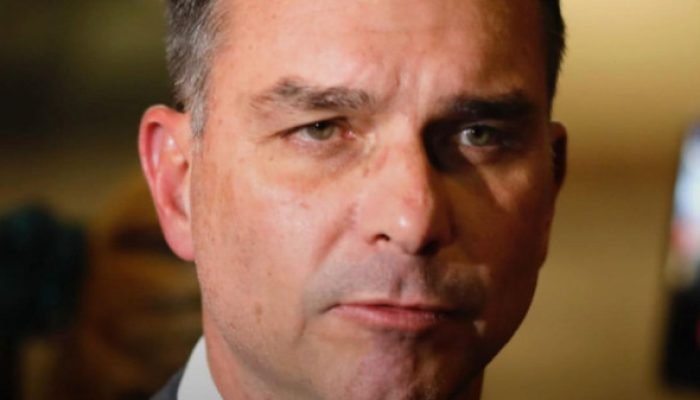 Flávio Bolsonaro faz vaquinha para famílias de policiais mortos na megaoperação no RJ