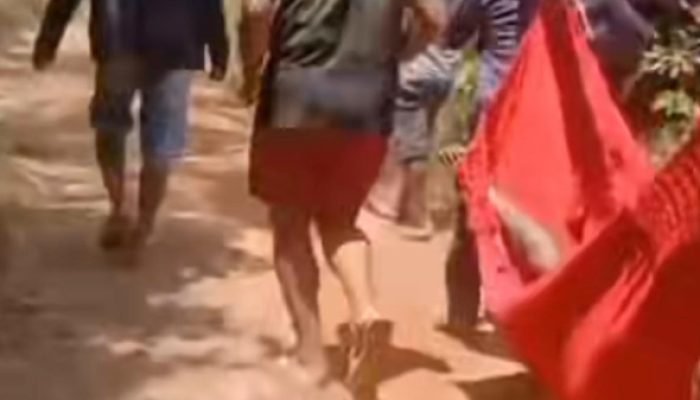 Em São João Batista (MA), moradores carregam doente em rede por omissão da prefeitura