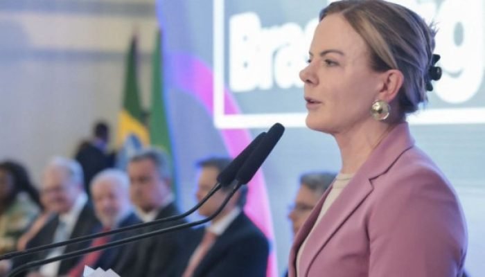 Gleisi diz que, para permanecer no governo, partidos devem votar alinhados