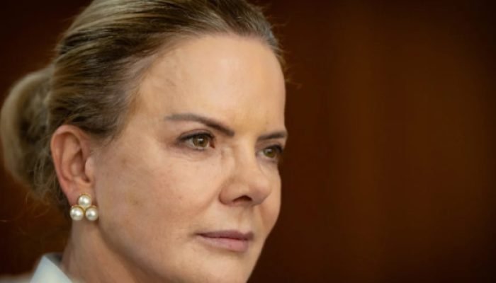 Gleisi Hoffmann Reavalia Devolução de Cargos ao Centrão por Apoio Parlamentar