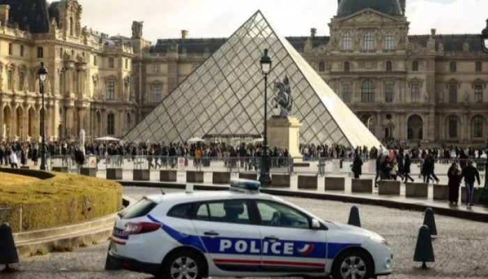 França prende dois suspeitos de envolvimento em assalto ao Museu do Louvre