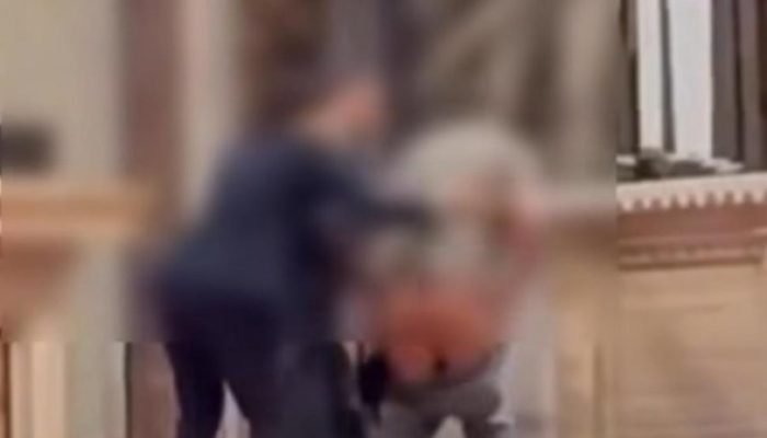 Homem urina no Altar de São Pedro durante celebração no Vaticano