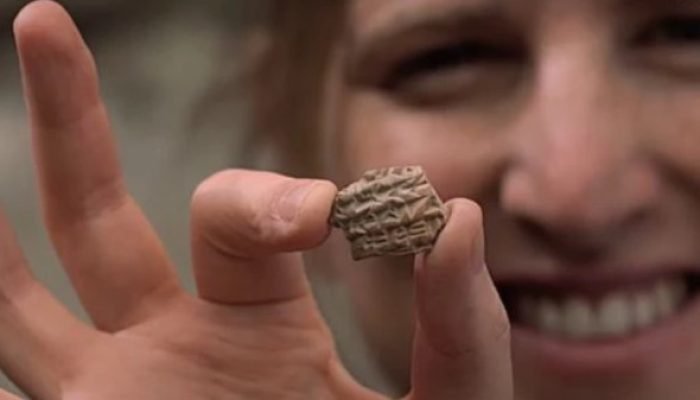 Arqueólogos descobrem aviso de imposto assírio em Jerusalém, citado na Bíblia