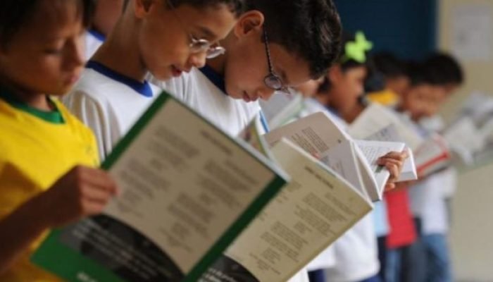 MEC busca verba extra para livros didáticos de 2026