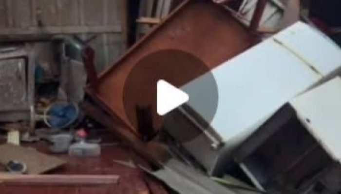 Mulher se desespera ao ver a própria casa destruída após passagem de tornado no Paraná