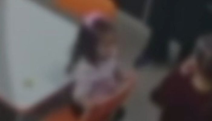 Revoltante: Funcionárias de creche são flagradas puxando cabelo e empurrando criança em SP