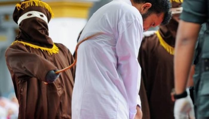 Homens recebem 80 chibatadas em público por relação homoafetiva na Indonésia