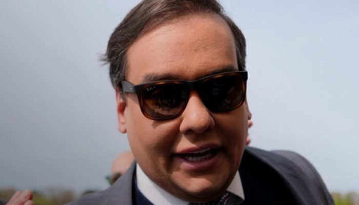 Trump concede perdão e manda soltar George Santos, ex-deputado